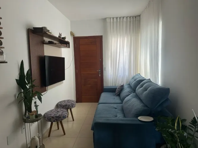 Vendo Conjunto de Sala: Sofá, Painel e Banquetas brinde almofada.