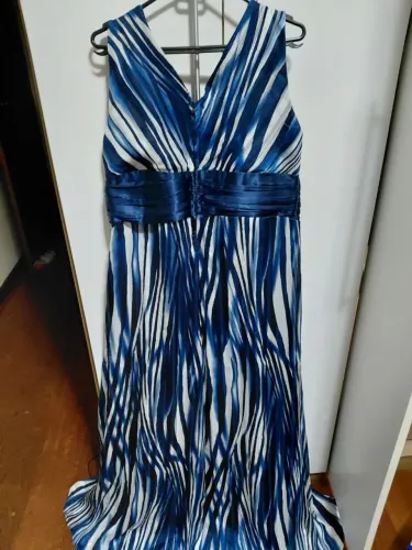 Vestido de festa azul listrado