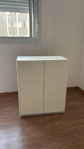 Armário branco de embutir duas portas, com amortecedor