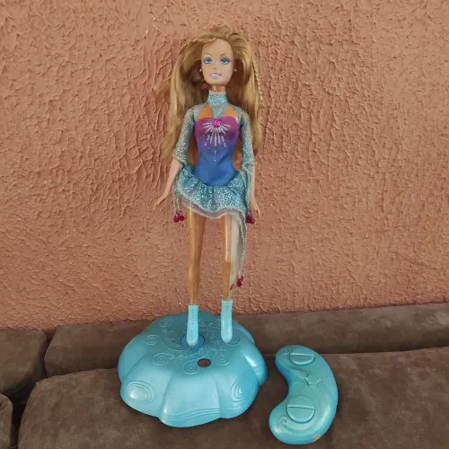 Boneca Barbie Patinadora no Gelo com controle remoto, da marca Mattel.