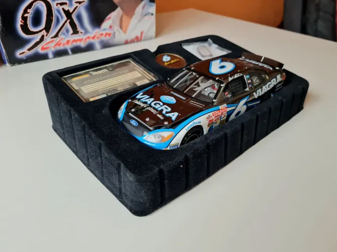 Miniatura rara NASCAR Mark Martin 2003 Team Caliber Dark Chrome Limited Edition