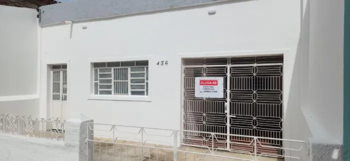 Aluga-se casa para fins comerciais (Excelente localização)