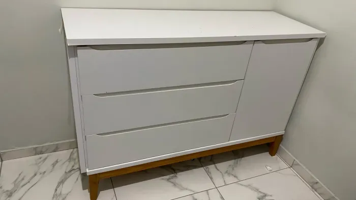 Cômoda três gavetas e porta Reller