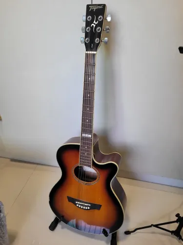 Violão tagima dallas + microfone + suporte de violão e partitura + caixa de som