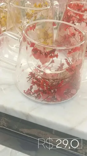 Xícara de acrílico com flores