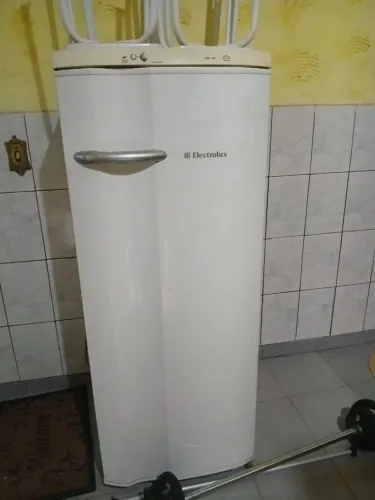 Geladeira Electrolux RE26 240 Litros - Funcionando Perfeitamente