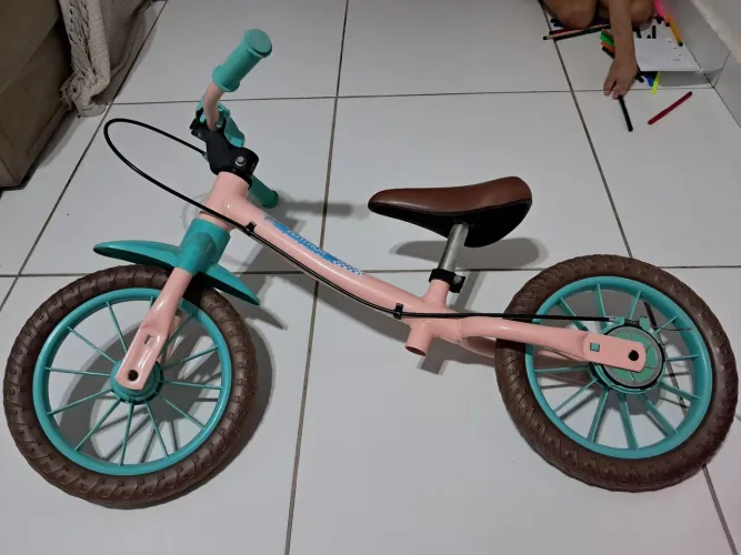 Bicicleta infantil de equilíbrio