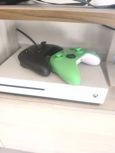 Xbox one S com 2 controles sem fio.
