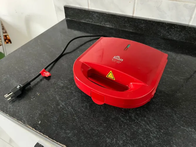 Sanduicheira semi nova usadas uma vez