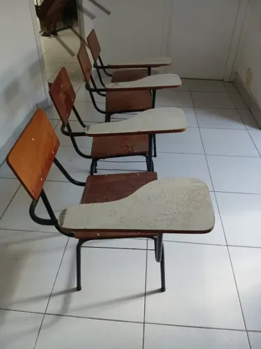 Cadeiras escolares de madeira.