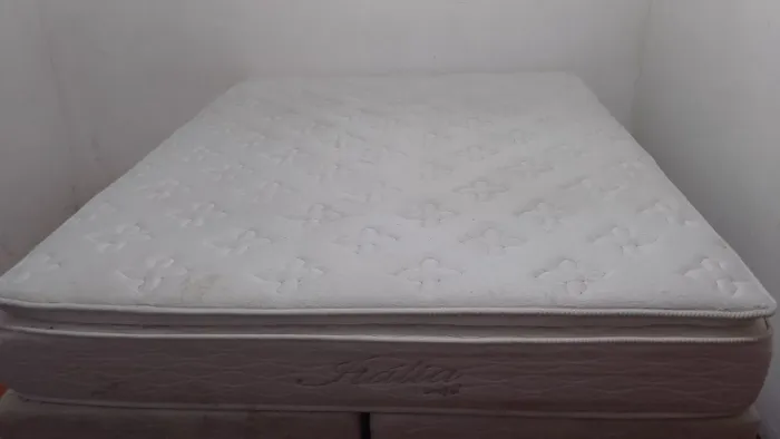 Título: ? Cama Queen Size Completa (Box + Colchão) - Motivo Mudança urgente
