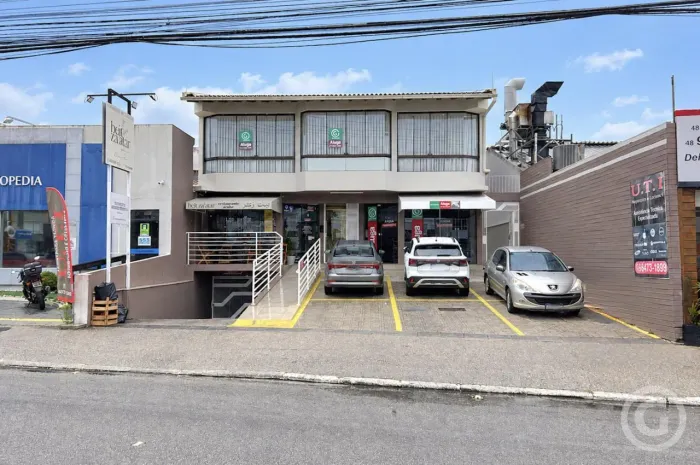 Studio mobiliado com garagem no bairro Santa Mônica