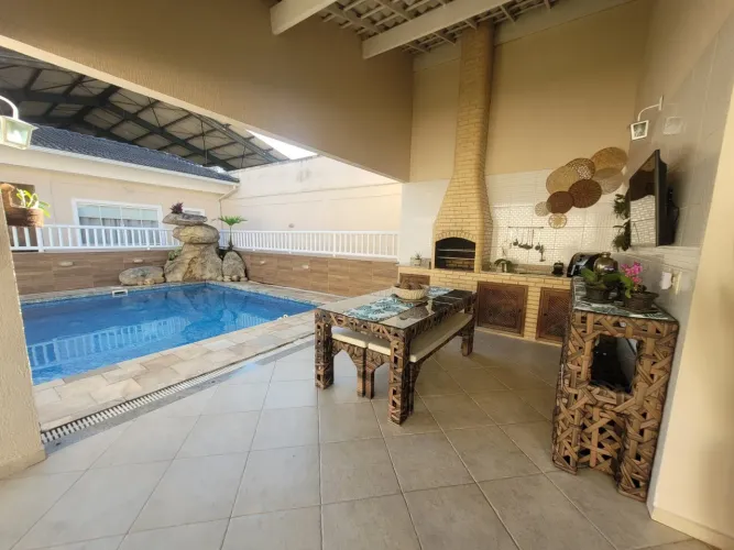 Casa à Venda no Condomínio Fazenda Passaredo com Piscina e Área Gourmet