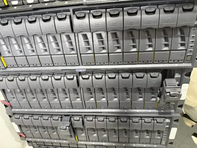 Gaveta NetApp DS4246 (A "SAS" com discos)