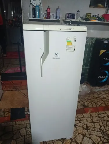 Geladeira Eletrolux degelo seco pequena