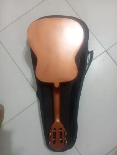 Cavaco reformado na cor personalizada marrom dourado com jogo de cordas e palhetas novas.