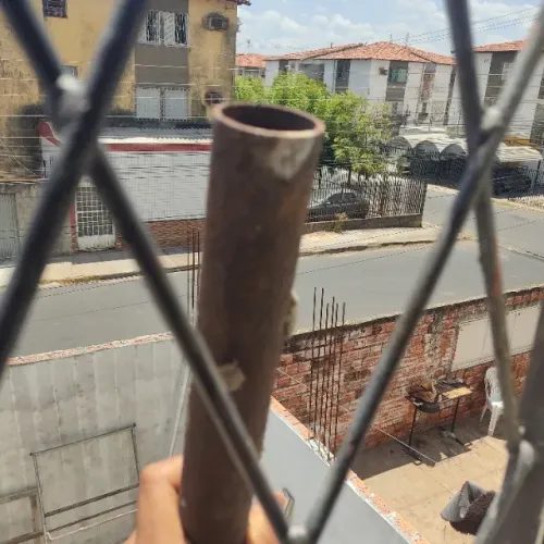 Cano cilíndrico de ferro