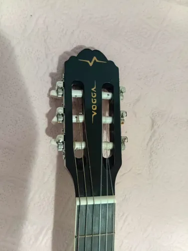 Violão acompanha capa, cabo pra conectar na caixa de som e um afinador a parte 