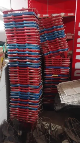 Cesta de supermercado. Valor: 23,00 reais cada.