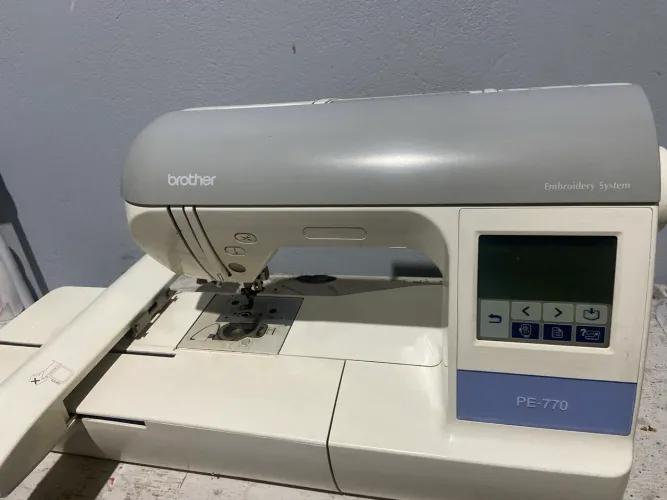 Vendo máquina bordadeira Brother