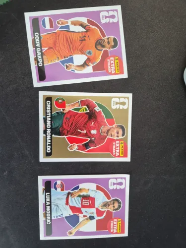 Cristiano Ronaldo dourado, Cody Gakpo bordo e Luka Modric bordo
