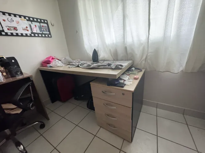 Mesa e armário para escritório 