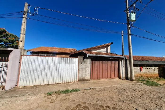 casa a venda em dois pisos com 180m2 , terreno 450m2 , 4 quartos e 4 vagas na garagem