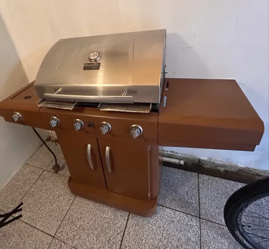 Churrasqueira Char-Broil Classic ideal para áreas gourmet