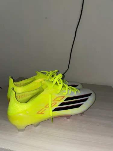 Chuteira adidas f50 amarela campo