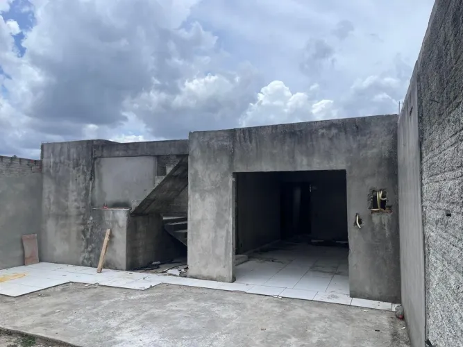 Terreno com casa em construção .