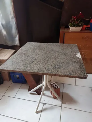 Mesa de mármore e pé de ferro