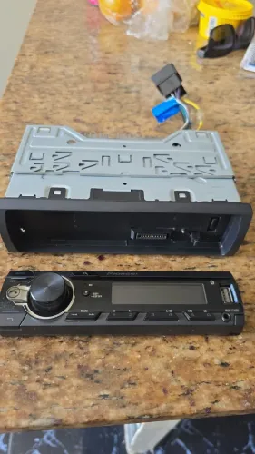 Vendo SOM PIONNER(Bluetooth, auxiliar e pen drive), semi novo, sem avarias