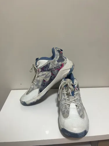 Tênis esportivo branco, vôlei, basquete