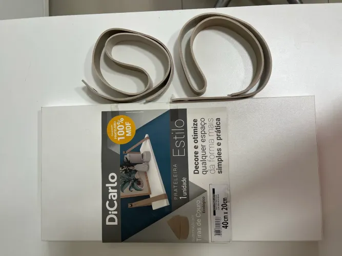 Prateleira Decorativa Estilo MDF com Suporte em Couro