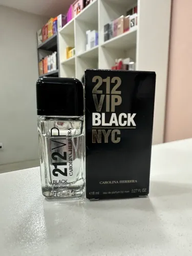 Perfume 212 vip black Carolina Herrera Eau de Parfum 8ml miniatura