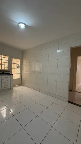 ALUGA-SE CASA DE FUNDO. QNG