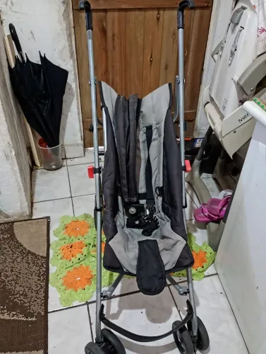 Vendo carrinho guarda chuva ele deita vendo pq meu filho não usa mais