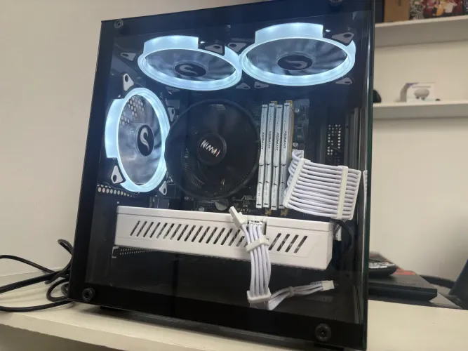 PC Gamer i7, 32GB RAM, RX 580, SSD 120GB + HD 500GB - Gabinete Aquário