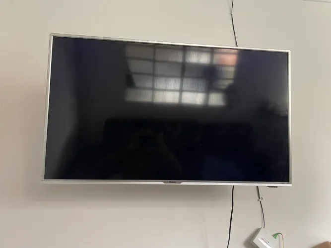 Televisão Philco 4K 40 polegadas ( NÃO É SMART, vem com Netflix e YouTube de fábrica)