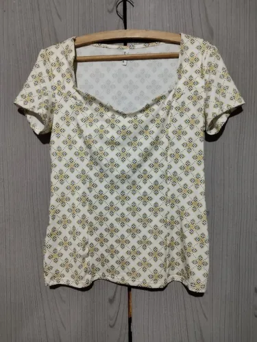 Blusa feminina lança perfume 