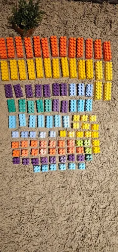 Lote com mais de 100 blocos de montar coloridos.