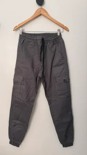 Calça cargo com bolsos cinza