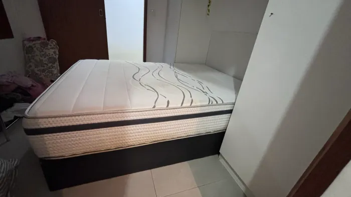 Cama de Casal comum, colchão separado da cama. A box está sem os pesinhos.