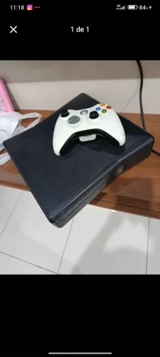 Vende-se Xbox 360 desbloqueado 2 controle um sem fio um com fio e todos os cabos 