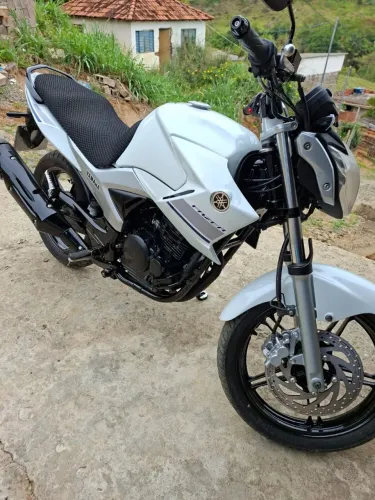 Vendo ou troco fazer 250 super conservada moto para pessoas exigentes 
