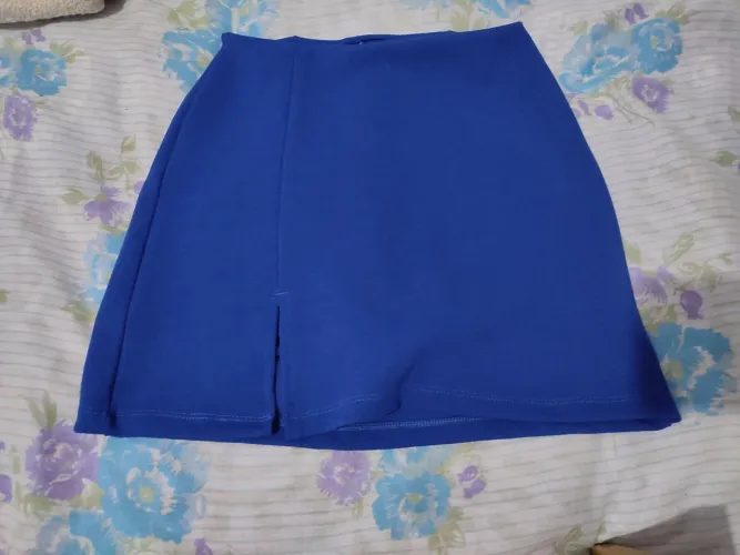 Short saia com fenda lateral