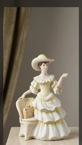 Boneca da avon troféu antiga .