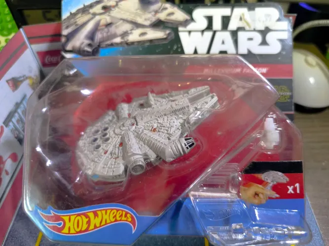 Star Wars Hot Wheels Millennium Falcon da Mattel nave.