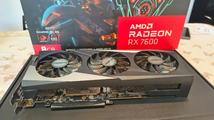 Radeon RX 7600 Gigabyte Gaming OC 8GB GDDR6 - Excelente Estado