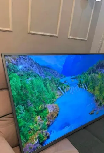 Vendo uma televisão funcionando tudo 50 polegadas smart